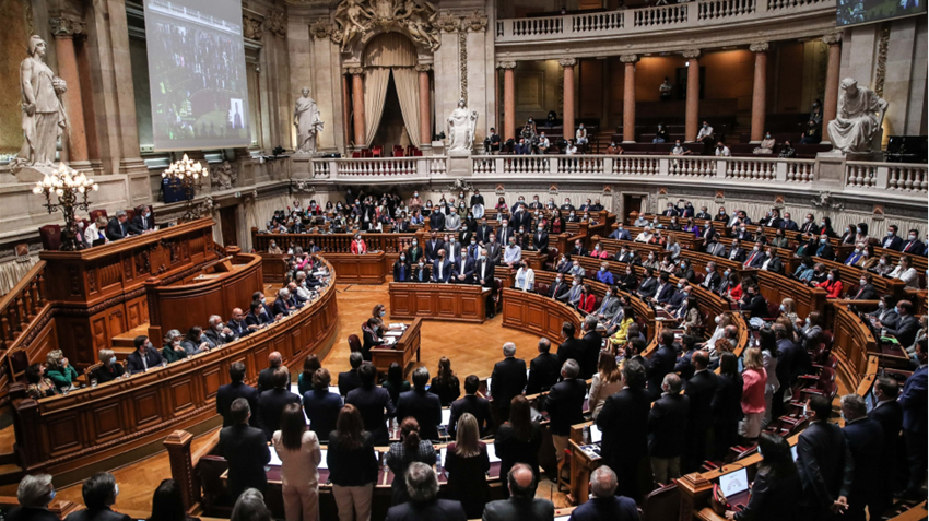 25 Novembro. "O assunto interessa apenas aos políticos"