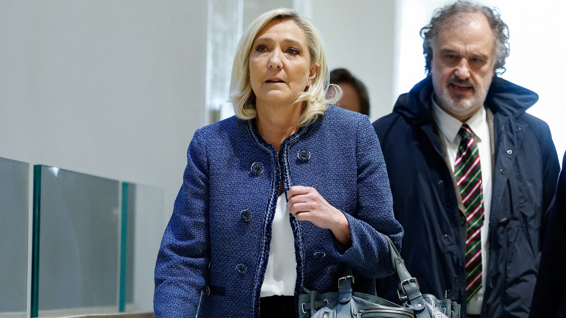 Le Pen condenada a quatro anos de prisão e afastada das eleições em 2027